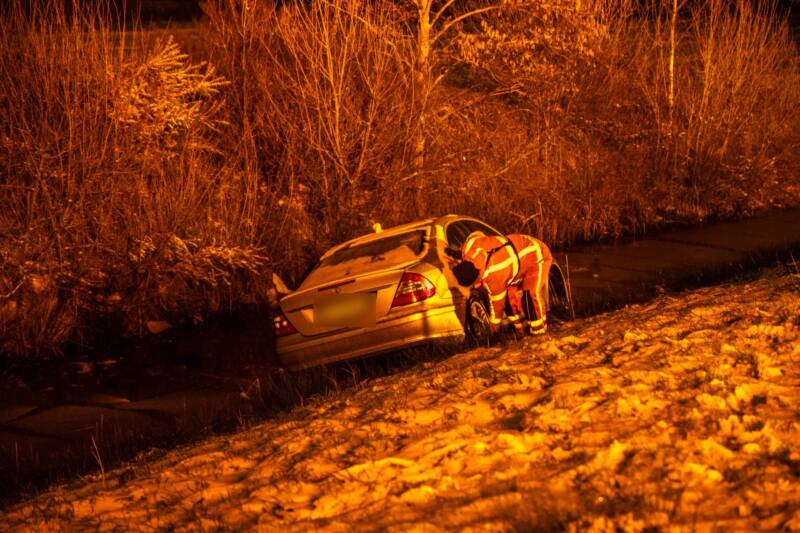 Een auto raakte door gladheid van de N381 bij Ureterp en belandde in een sloot.