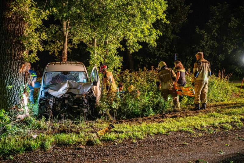 Bestelbus botst tegen boom in Bakkeveen, bestuurder onder invloed