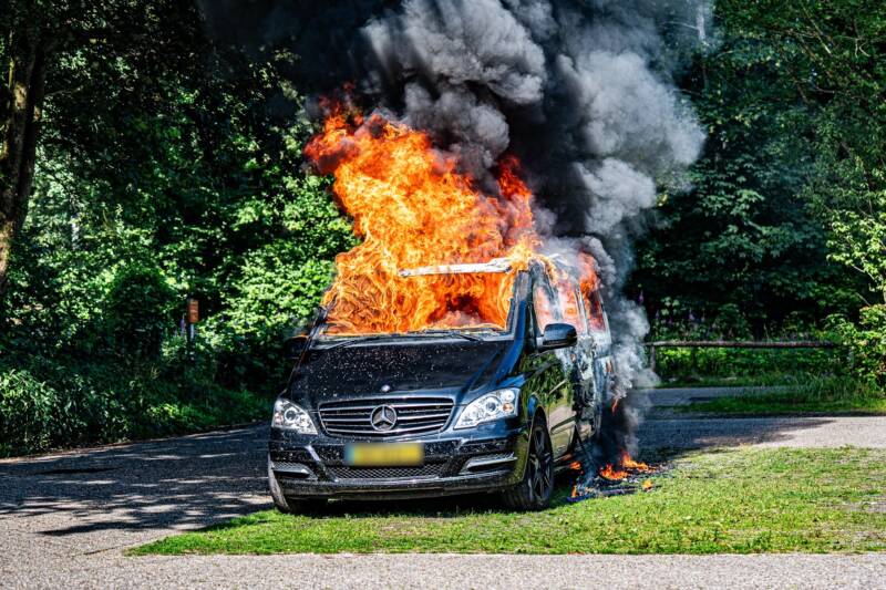 Busje vliegt in brand op parkeerplaats bij Appelscha