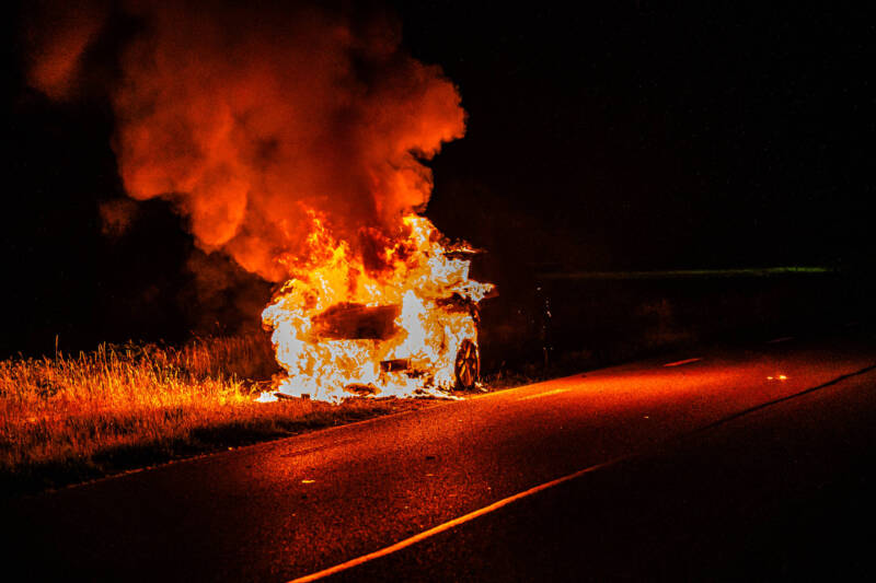 Personenauto vliegt in brand in Hoornsterzwaag