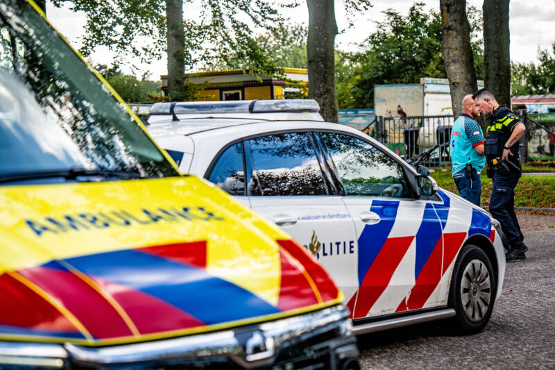 Twee meiden op elektrische step botsen met auto in Appelscha